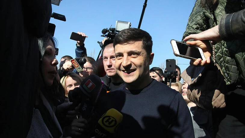 Im Kampf um das Präsidentenamt in der krisengeschüttelten Ukraine kommt es zur Stichwahl zwischen dem Komiker Wladimir Selenski (Bildmitte) und Amtsinhaber Petro Poroschenko.