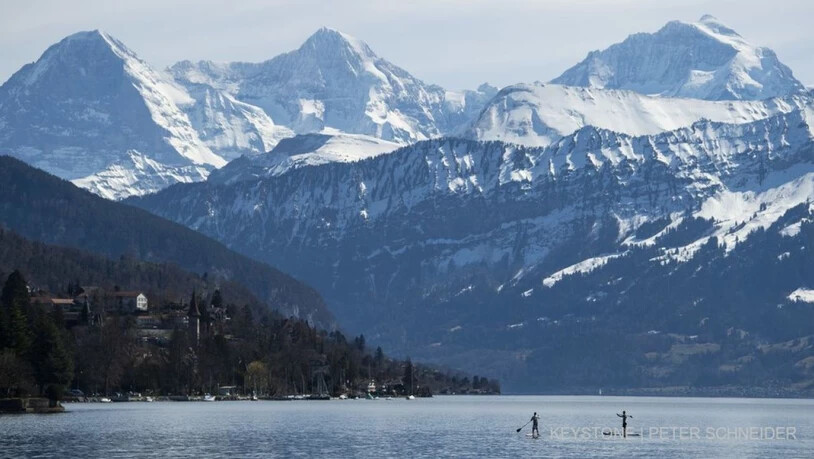 Der Triathlon-Wettkampf Ironman Switzerland wird künftig vor der Kulisse von Eiger, Mönch und Jungfrau in Thun ausgetragen.