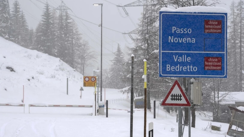 Die zum Bedrettotal und zum Nufenenpass führende Strasse in Airolo ist am Donnerstag wegen zu viel Schnee gesperrt.
