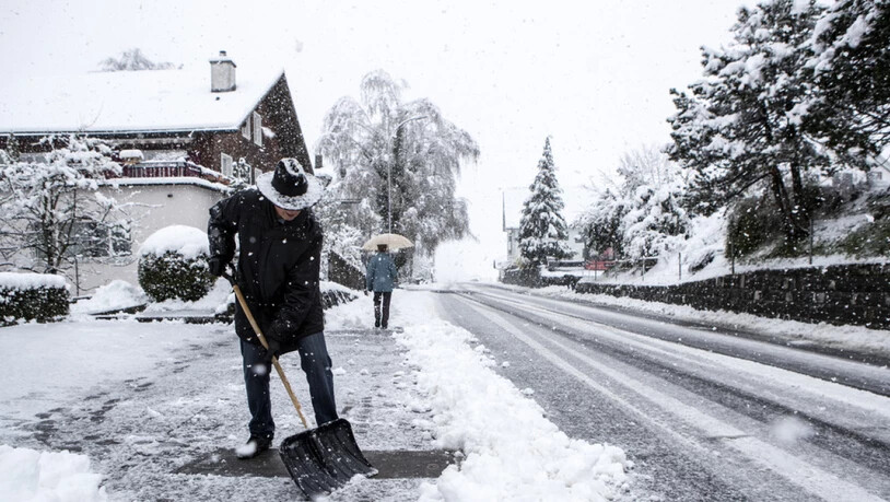 Ein Mann räumt Schnee am Donnerstag in Schwyz.