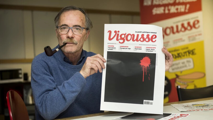 "Vigousse"-Gründer Thierry Barrigue zeigt die Frontseite des Satiremagazins nach dem Anschlag auf die Satirezeitschrift "Charlie-Hebdo" im Jahr 2015. (Archivbild)