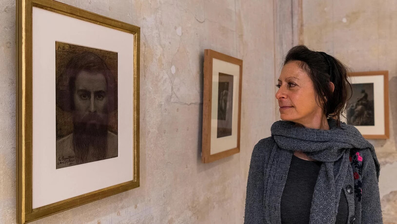 Die Konservatorin Mirella Carbone vor Segantinis «Selfies».