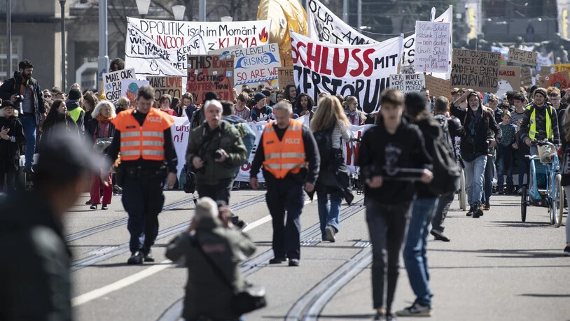 Bunter Umzug durch die Strassen Berns: Die Spitze der Klimademonstration.