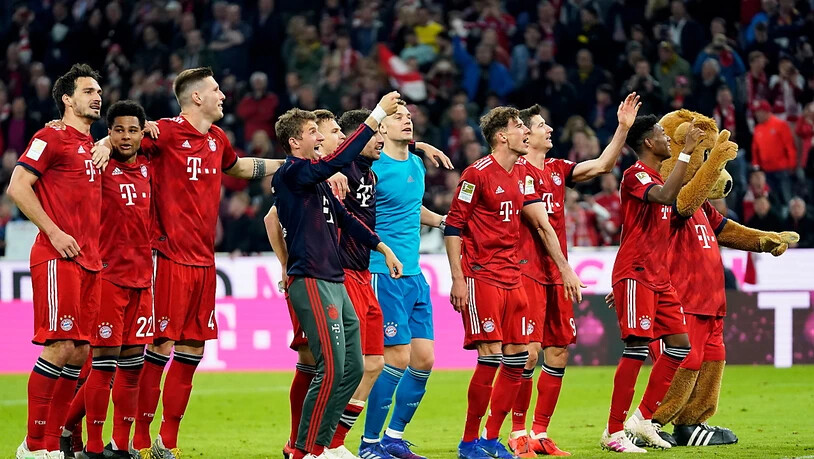 Die Spieler von Bayern München feiern mit ihren Fans