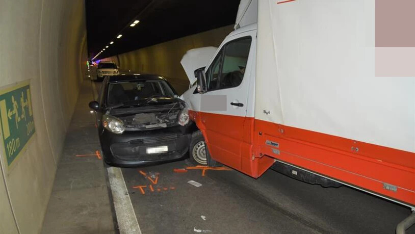Dieser Lieferwagen geriet auf die Gegenfahrbahn und verursachte einen Doppelunfall.