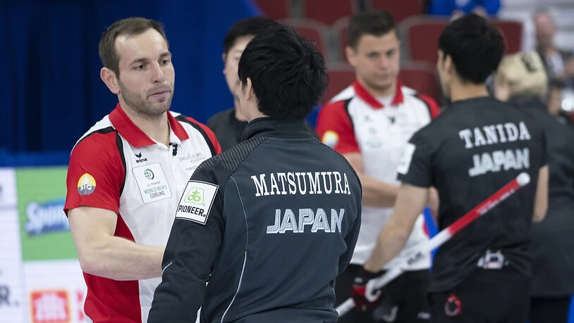 Sven Michel nimmt die Gratulationen des japanischen Skips  Yuta Matsumura entgegen