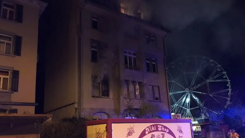 Nächtlicher Brand an der Sonnenstrasse in St. Gallen: Wegen des dichten Rauchs aus der brennenden Wohnung im ersten Stock flüchteten mehrere Bewohner unter das Dach des Hauses.