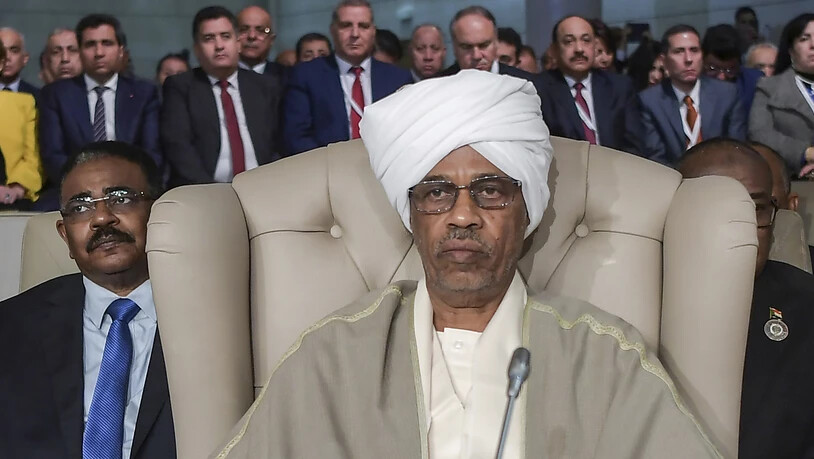 Der Verteidigungsminister Awad Ibn Auf ist nach dem Sturz des sudanesischen Präsidenten Omar al-Baschir als Chef des neuen Militärrats vereidigt worden.