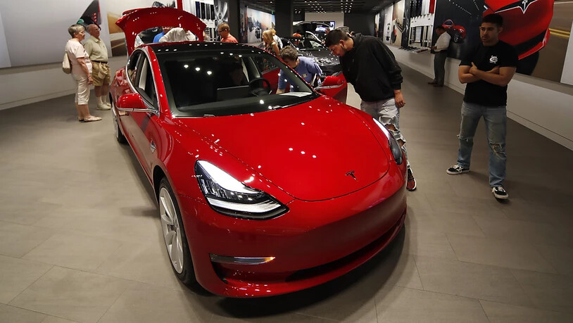 Nächste Kehrtwende von Tesla-Chef Elon Musk: Das Model 3 gibt es nur noch im Laden oder per Telefon zu bestellen. Die Basisversion als Elektroauto zum Preis von 35'000 Dollar wurde schon nach kurzer Zeit wieder aus dem Online-Angebot genommen. …