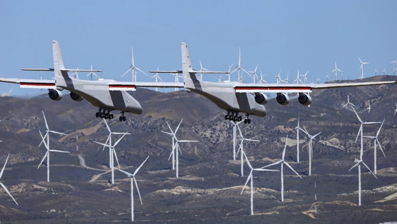 Das weltgrösste Flugzeug Stratolaunch am Samstag in Kalifornien auf seinem ersten Testflug. Es hat zwei Rümpfe und sechs Triebwerke.