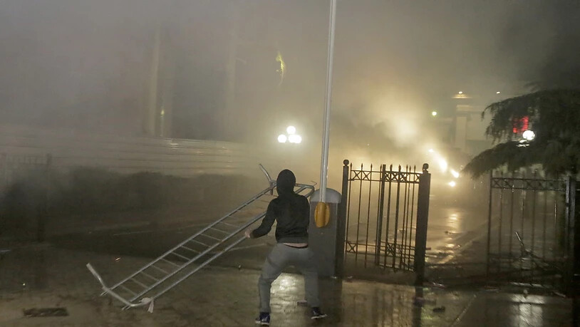Die Polizei setzte bei Zusammenstössen von Regierungsgegnern mit den Sicherheitskräften am Samstagabend in Tirana auch Tränengas ein.