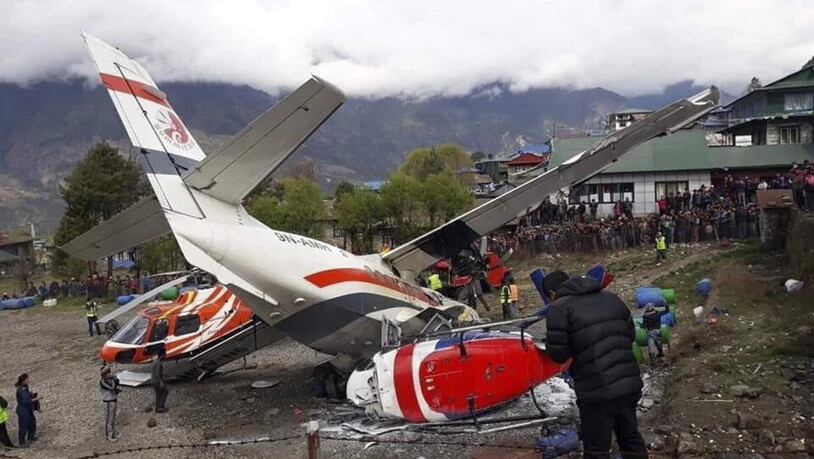 Gefährlichster Flughafen der Welt: In Lukla beim Mount Everest ist ein Kleinflugzeug von der Startbahn abgekommen und gegen zwei Helikopter geprallt. Drei Menschen kamen ums Leben.