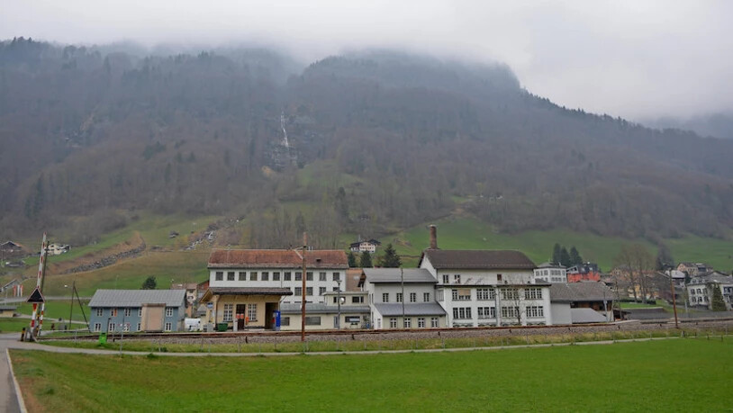 Düstere Wolken über dem Bauprojekt: Nach einer Unterschriftenaktion ist nun wieder offen, ob auf dem Areal am Bahnhof in Leuggelbach gebaut wird.