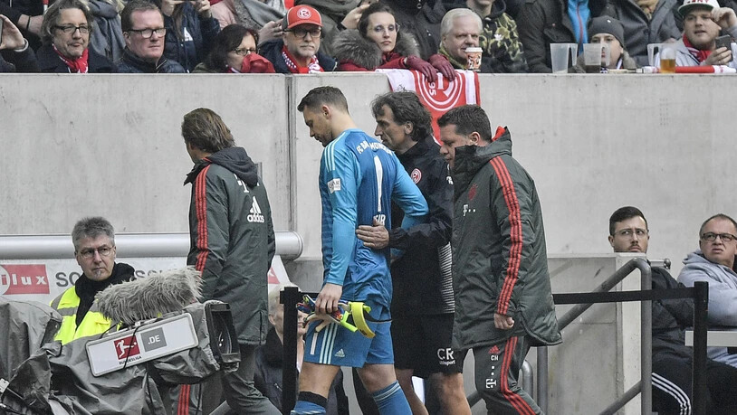 Bayerns Goalie Manuel Neuer verlässt während der Partie gegen Fortuna Düsseldorf den Platz