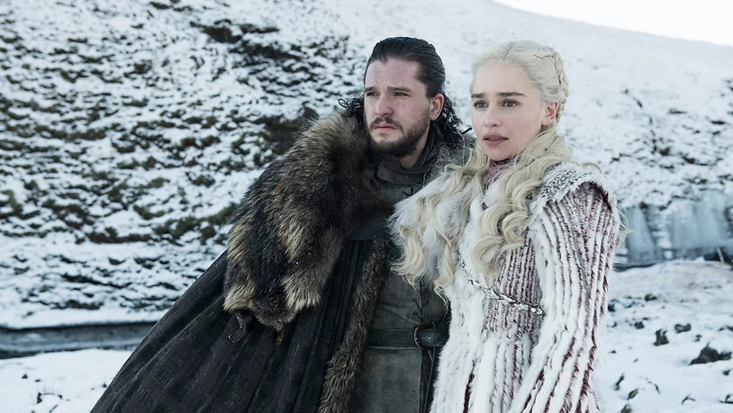 Die Schauspieler Kit Harington (als Jon Snow) und Emilia Clarke (Daenerys Targaryen) in einer Szene aus der ersten Folge der letzten Staffel der HBO-Hitserie "Game of Thrones".
