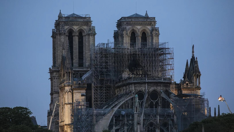 Nach dem verheerenden Brand in der Pariser Kathedrale Notre-Dame konzentrieren sich die Arbeiten der Feuerwehr auf den Kampf gegen letzte Brandherde. Zudem geht es darum, neue Feuer zu verhindern.