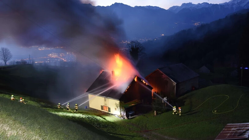 Am Dienstagmorgen ist in Grabserberg (SG) ein unbewohntes Einfamilienhaus in Brand geraten. Der Sachschaden beträgt mehrere hunderttausend Franken. (St. Galler Kantonspolizei)