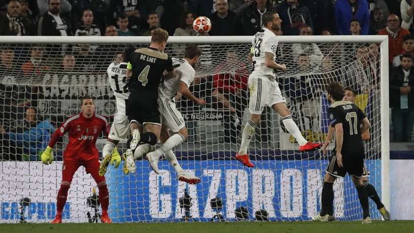 Der entscheidende Moment in Turin: Ajax' Matthijs de Ligt köpfelt ein zum 2:1