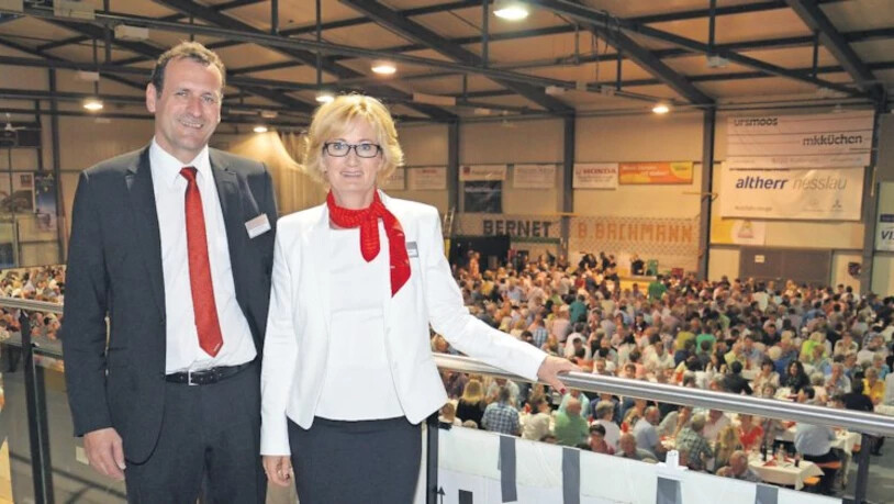 Getrennte Wege: Marcel Schnider, langjähriger Vorsitzender der Raiffeisenbank Benken, und Verwaltungsratspräsidentin Daniela Mettler an der GV 2015.