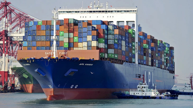 Container-Schiff in der ostchinesischen Hafenstadt Qingdao. (Archivbild)