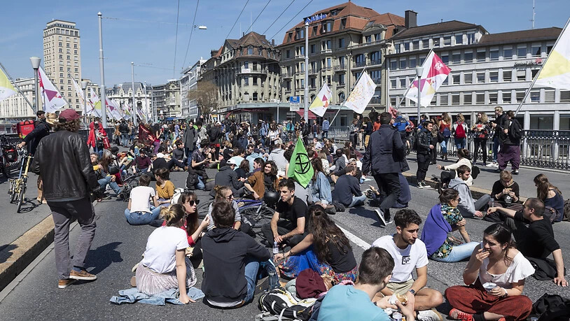 Klimaaktivisten haben sich am Donnerstag in Lausanne mitten auf die Fahrbahn der Grand-Pont-Brücke gesetzt, um ihr Mittagessen einzunehmen und gegen die Umweltzerstörung zu protestieren.