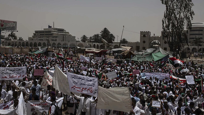 Im Sudan gehen zahlreiche Menschen gegen einen Militärrat auf die Strasse - es soll eine zivile Regierung gebildet werden, doch die Gespräche verlaufen nicht einfach.