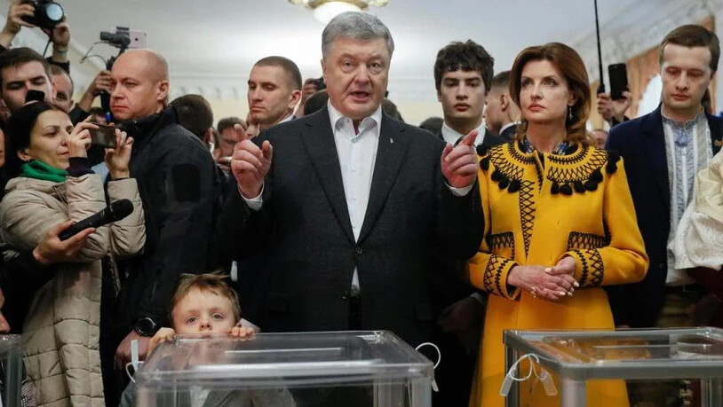 Der ukrainische Staatschef Petro Poroschenko wirbt bei der Stimmabgabe für die Präsidentenwahl ein letztes Mal für sich.
