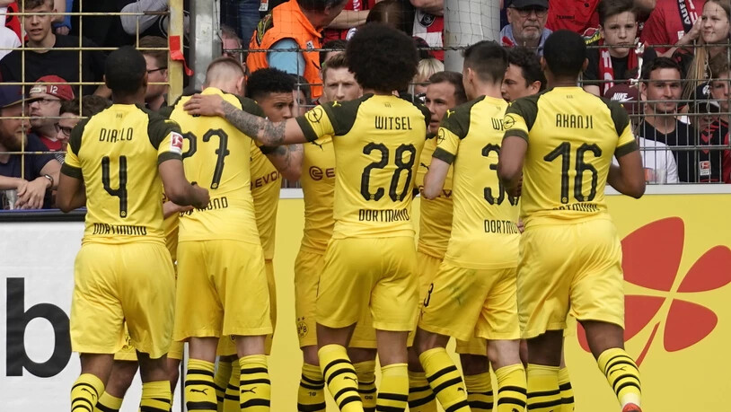 Dortmunder Jubel in Freiburg: Mit dem 4:0-Sieg bleibt der BVB an Leader Bayern dran