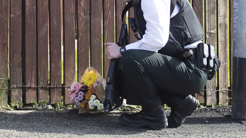Eine Polizistin legt im nordirischen Londonderry Blumen nieder in der Nähe des Ortes, an dem die Journalistin Lyra McKee erschossen wurde. (Archivbild)