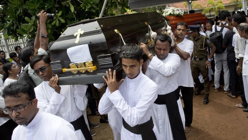 Die Todesopfer werden in Sri Lanka zu Grabe getragen.
