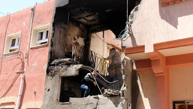 Ein von Granatbeschuss beschädigtes Haus im Stadtteil Abu Salim von Tripolis. (Bild vom 17. April)