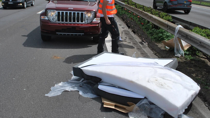 Eine Matratze fiel auf der Autobahn A2 von einem Anhänger und wirbelte auf die Gegenfahrbahn, wo sie von einem Auto erfasst wurde.