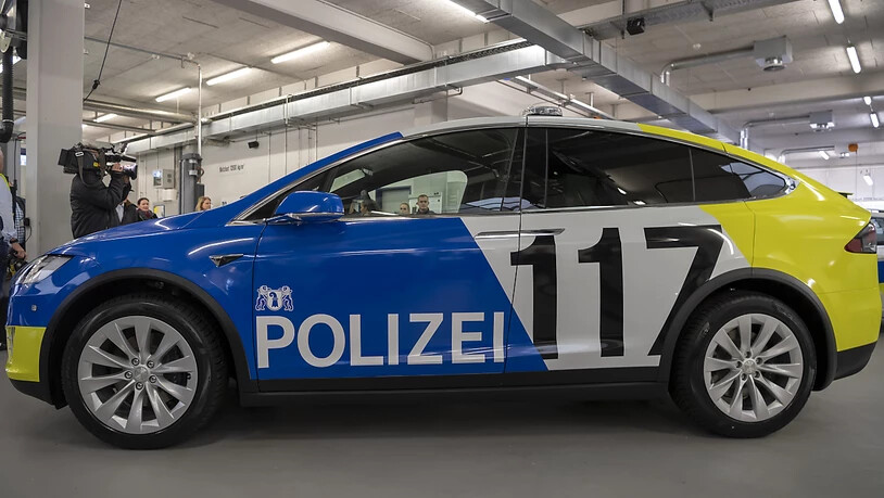 Jetzt verlassen sie die Garage: Die Basler Polizei nimmt am Wochenende ihre ersten Teslas als neue Alarmpikett-Fahrzeuge in Betrieb. (KEYSTONE/Georgios Kefalas)