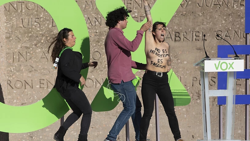 Nackter Protest einer Femen-Aktivistin gegen die rechtsradikale Partei Vox kurz vor der Parlamentswahl in Spanien.