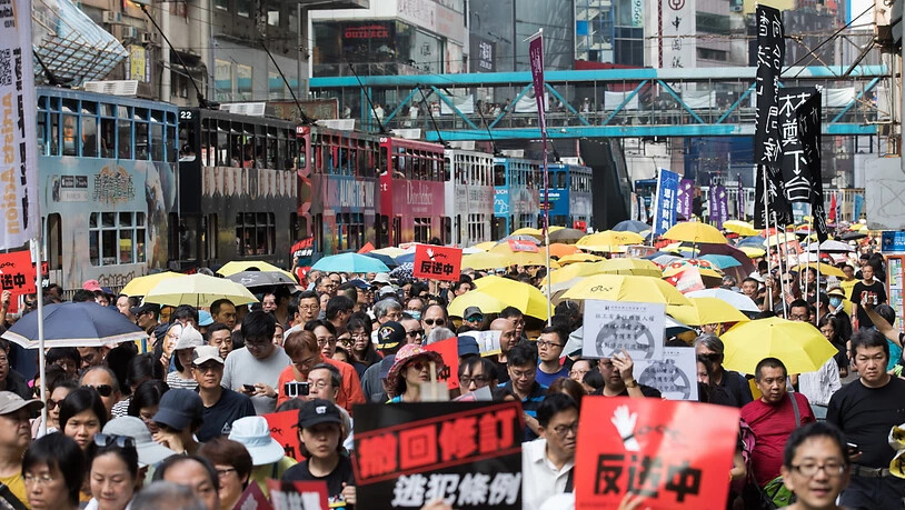 Zehntausende Menschen haben in Hongkong gegen die Regierung der chinesischen Sonderverwaltungsregion demonstriert.