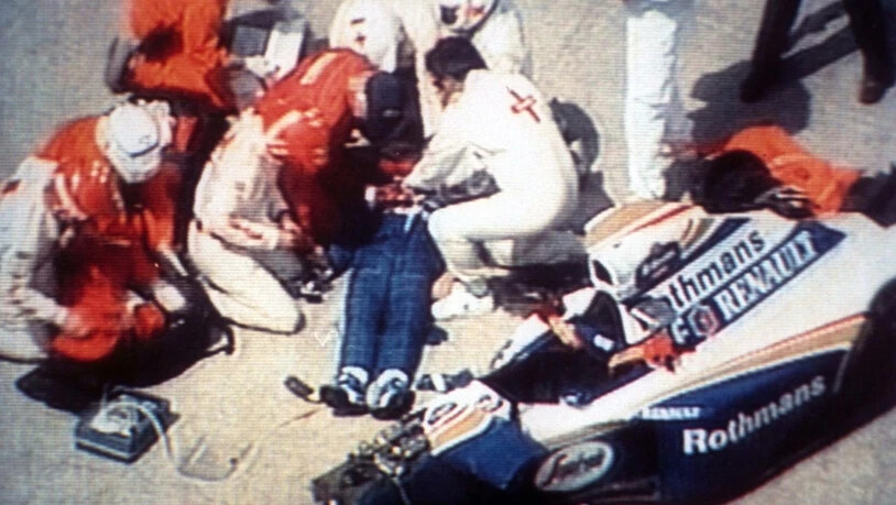 Sicherheitskräfte versuchen Ayrton Senna zu helfen - vergeblich. Am Abend des Unfalltags wurde der Tod der Ikone verkündet