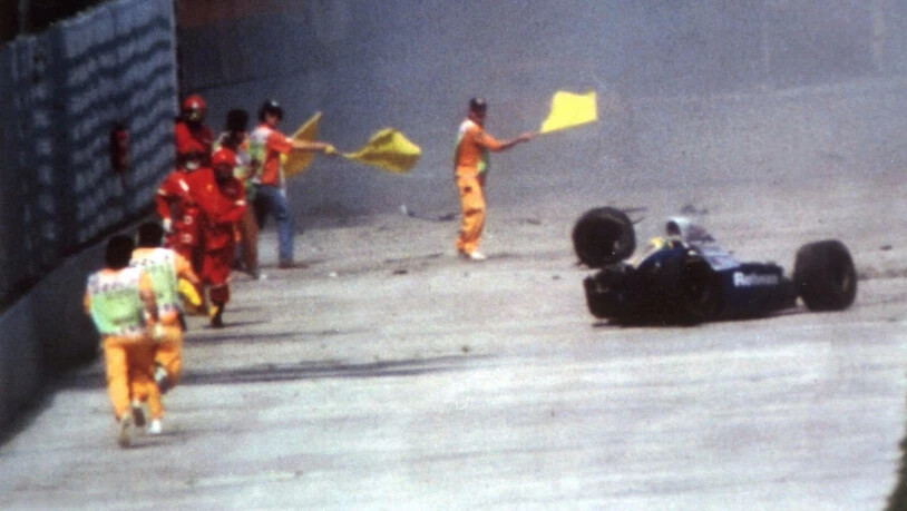 Offizielle rennen zum Unfallauto, Ayrton Senna war mit spitzem Winkel in die Betonmauer geprallt