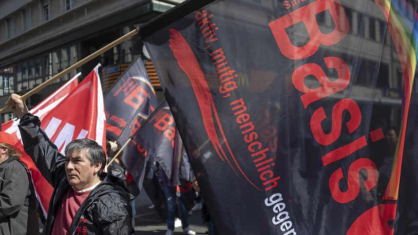 Die Oppositionsgruppe "Basis 21" nutzte die 1. Mai-Demonstration in Basel, um Kritik an der Unia-Leitung zu äussern. Rund 100 Personen schlossen sich der Gruppe an und stellten sich dem Demonstrationszug kurzzeitig in den Weg, um an der Mittleren Brücke…