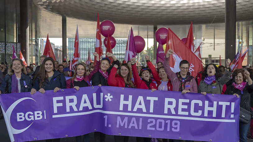 Der Tag der Arbeit wurde nämlich auch in den Dienst des Frauentags vom 16. Juni gestellt: So wurde etwa auch wie in Basel mit violetten Plakaten für den nationalen Frauenstreik mobilisiert.