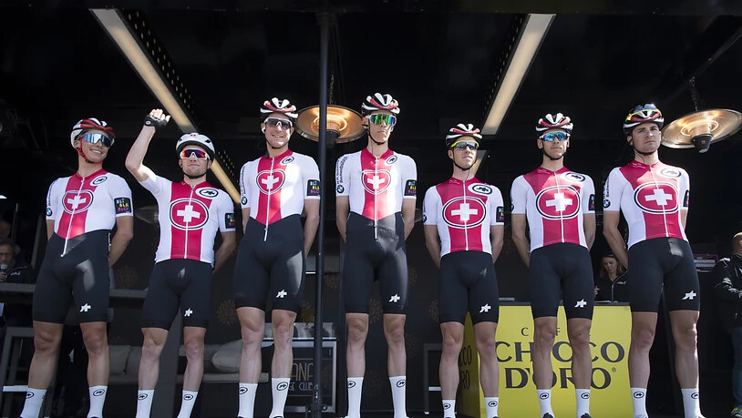 Das Swiss Cycling Team ist an der diesjährigen Tour de Romandie dank einer Ausnahmeregelung der UCI dabei. Hier präsentiert sich die siebenköpfige Equipe vor dem Start zur 1. Etappe in Neuenburg dem Publikum