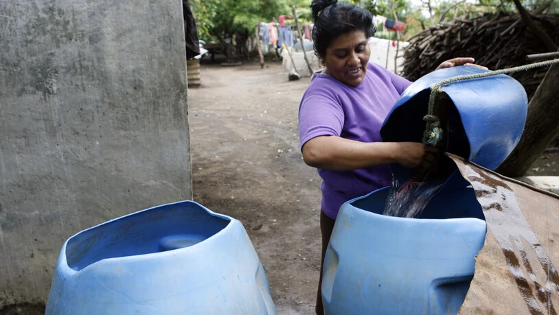 Eine Frau giesst frisches Wasser in einen Eimer in Leon, Nicaragua. Lateinamerika gehört heute zu den Schwerpunktregionen der Schweizer Entwicklungszusammenarbeit. Nun will sich der Bund aus dieser Region zurückziehen. (Themenbild)