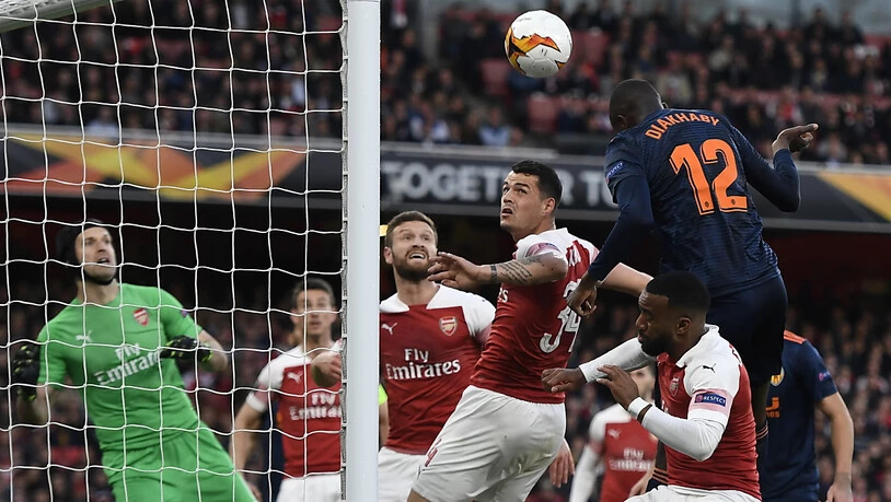 In London tut sich Arsenal gegen Valencia anfangs schwer - Mouctar Diakhaby köpfelt nach elf Minuten nach einem Corner zum 1:0 für die Gäste ein, Granit Xhaka hat im Luftduell das Nachsehen