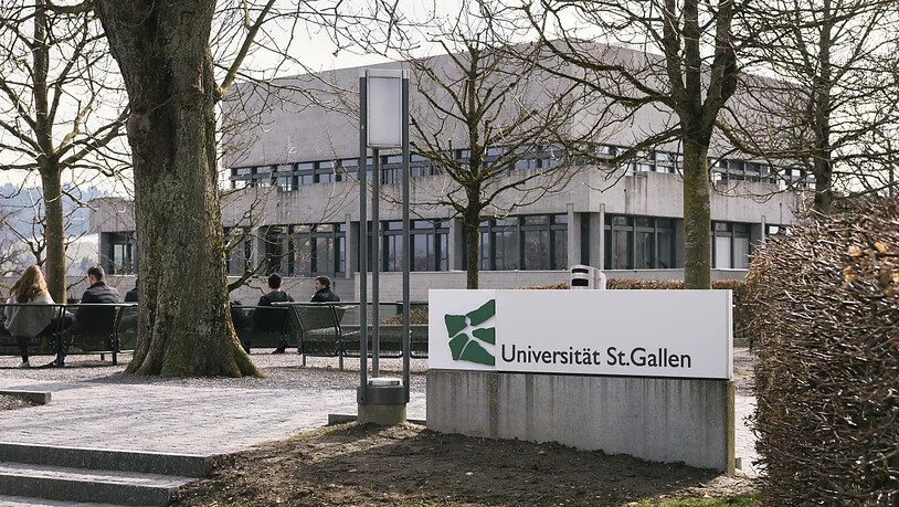 Die Universität St. Gallen hat über Konsequenzen aus der vor einem Jahr aufgedeckten Spesenaffäre informiert: Ein Professor hat gekündigt, ein Dozent erhielt einen schriftlichen Verweis, ein weiteres Disziplinarverfahren ist noch hängig. (Archivbild)