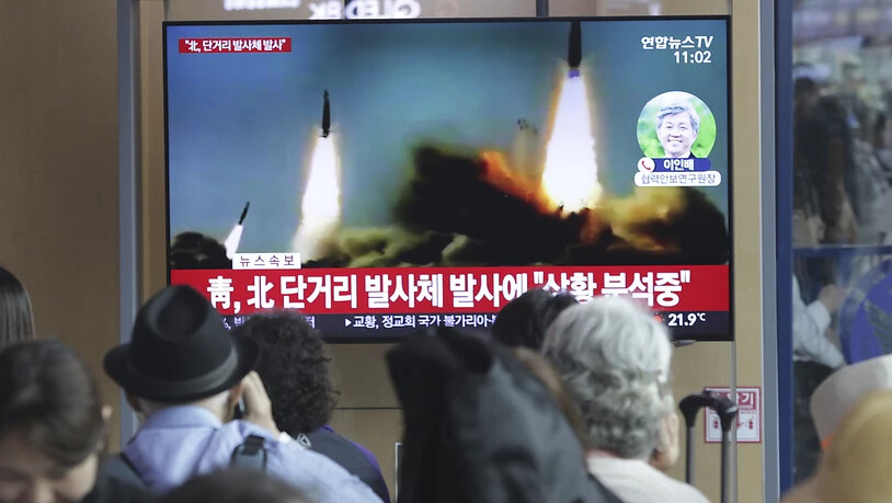 TV-Bilder in Südkorea zeigen am Samstag Raketentests aus dem nördlichen Nachbarland.