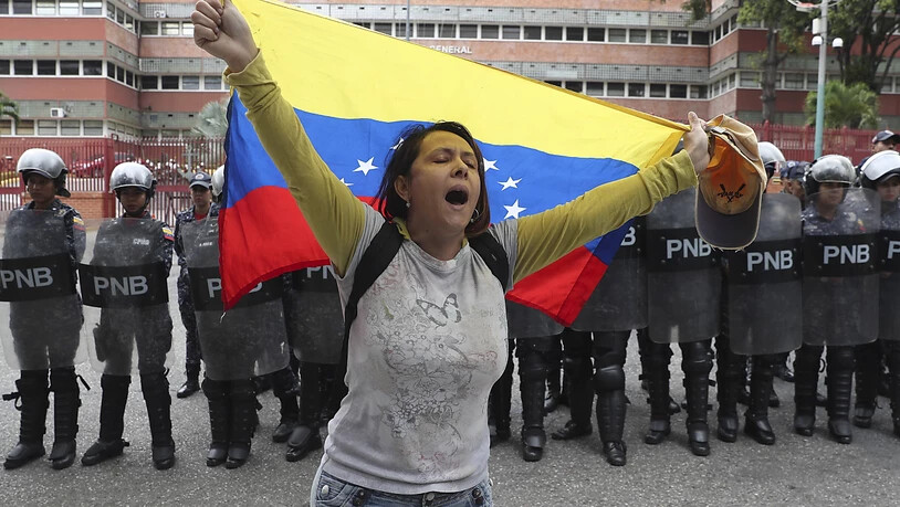 Eine Oppositionsanhängerin vor dem Hauptquartier der Marine in Caracas.