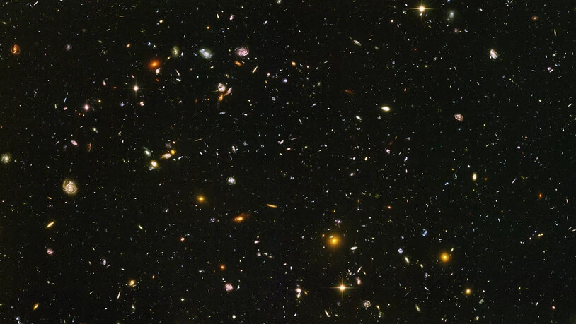 Tiefer Blick in die Vergangenheit des Alls: Das "Hubble"-Teleskop erspähte Galaxien kurz nach dem Urknall.