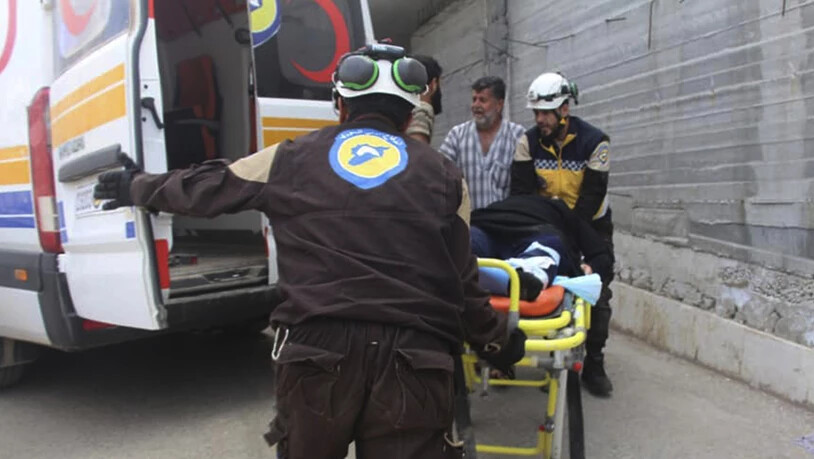 Die oppositionelle Zivilschutztruppe Weisshelme bringen einen verletzten Mann in Ehssem, im Süden der Provinz Idlib, ins Spital.