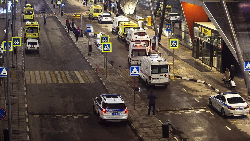 Grossaufgebot von Kranken- und Polizeiautos nach dem Brandunglück am Moskauer Flughafen Scheremetjewo.