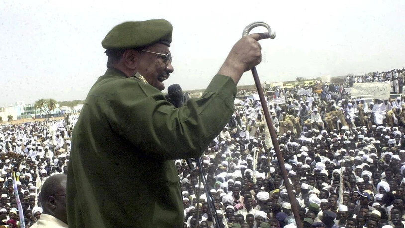 Ein amtierendes Staatsoberhaupt ist nach einem Urteil des Weltstrafgerichtes nicht durch Immunität geschützt vor internationaler Strafverfolgung. Jordanien hätte den nun abgesetzten Staatspräsidenten des Sudan, Omar al-Baschir (im Bild), 2017 festnehmen…