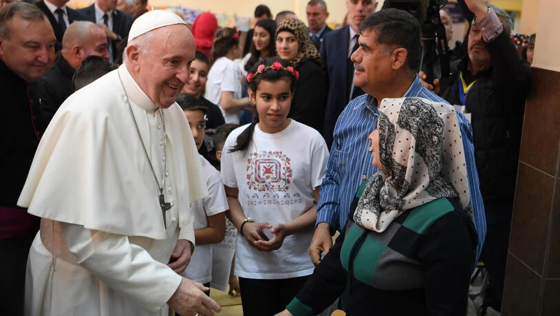 Der Papst besuchte am zweiten Tag seiner Bulgarien-Reise eine Flüchtlingsunterkunft. Franziskus hatte die Bulgaren bereits am Vortag dazu aufgerufen, Migranten aufzunehmen.